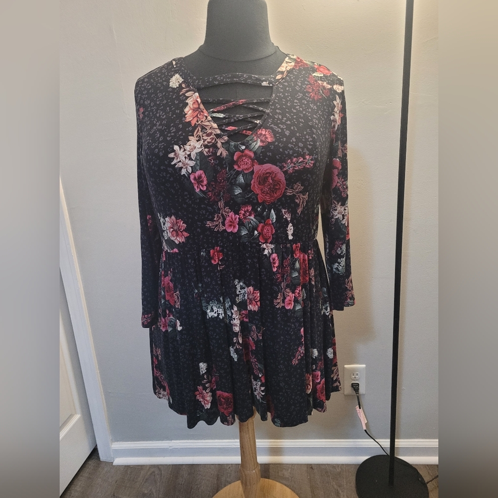 NWOT Torrid 2X Black Floral High Low Top